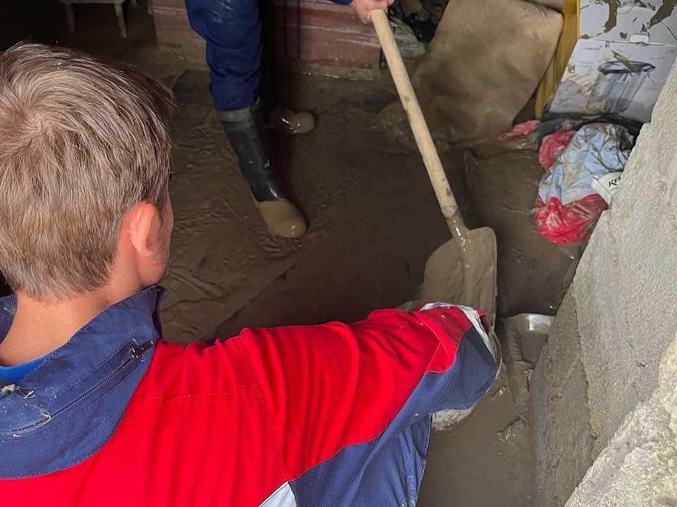 Студенты ЧПОУ "Колледж гражданской обороны и чрезвычайных ситуаций" продолжают оказывать адресную помощь пострадавшим от обильных дождей